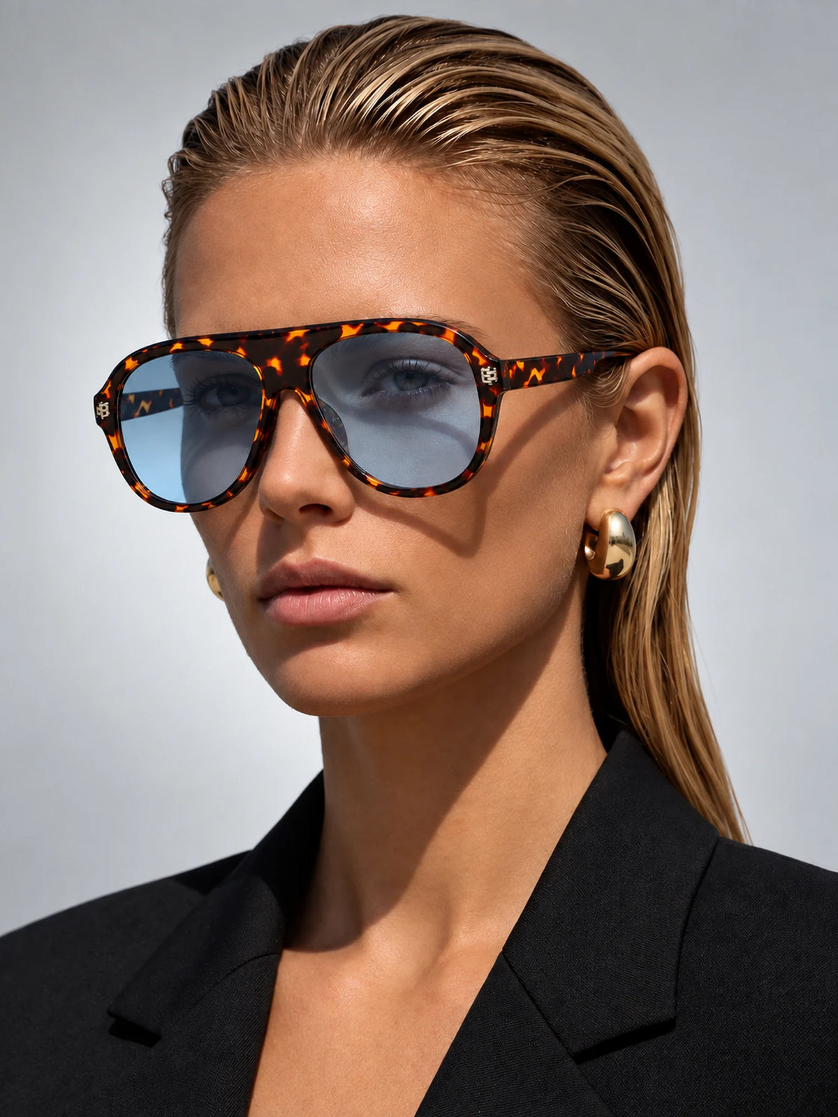 Women's Oversized Pilot Sunglasses – Polarised Lens in Tortoiseshell/Blue — on model