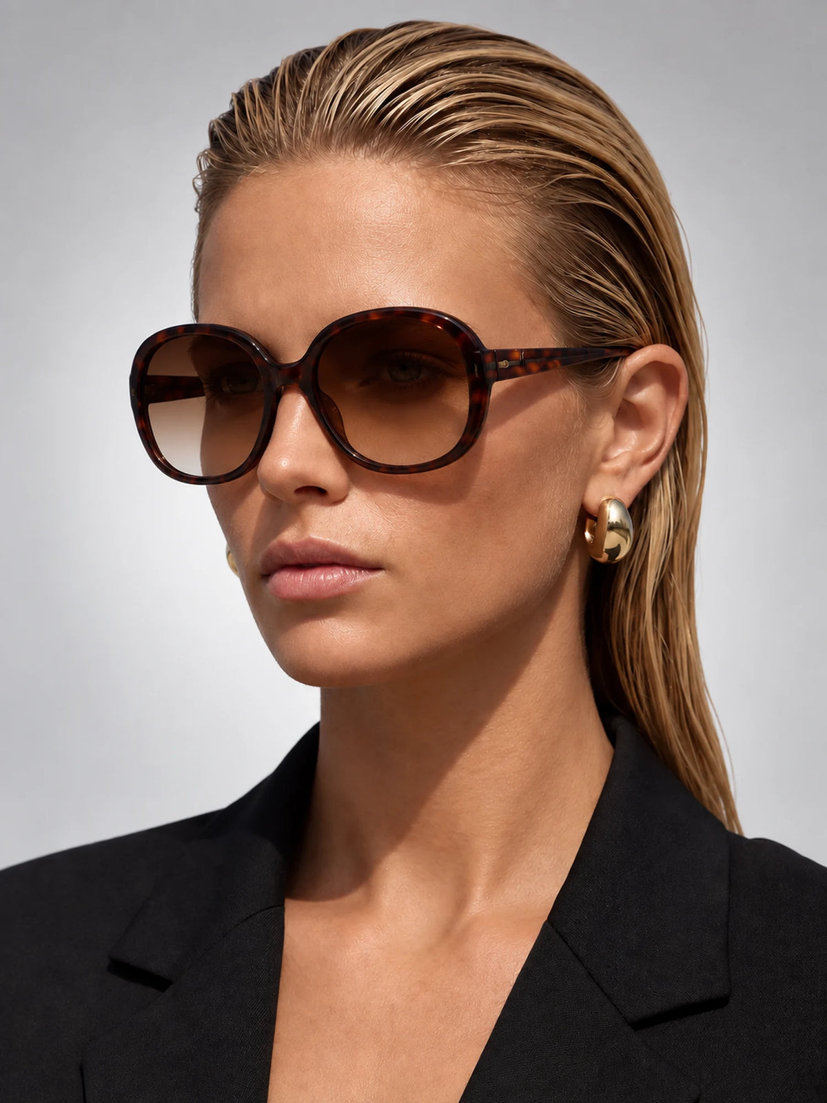 Women's Oversized Round Sunglasses – Gradient Lens in Tortoiseshell/Brown — on model
