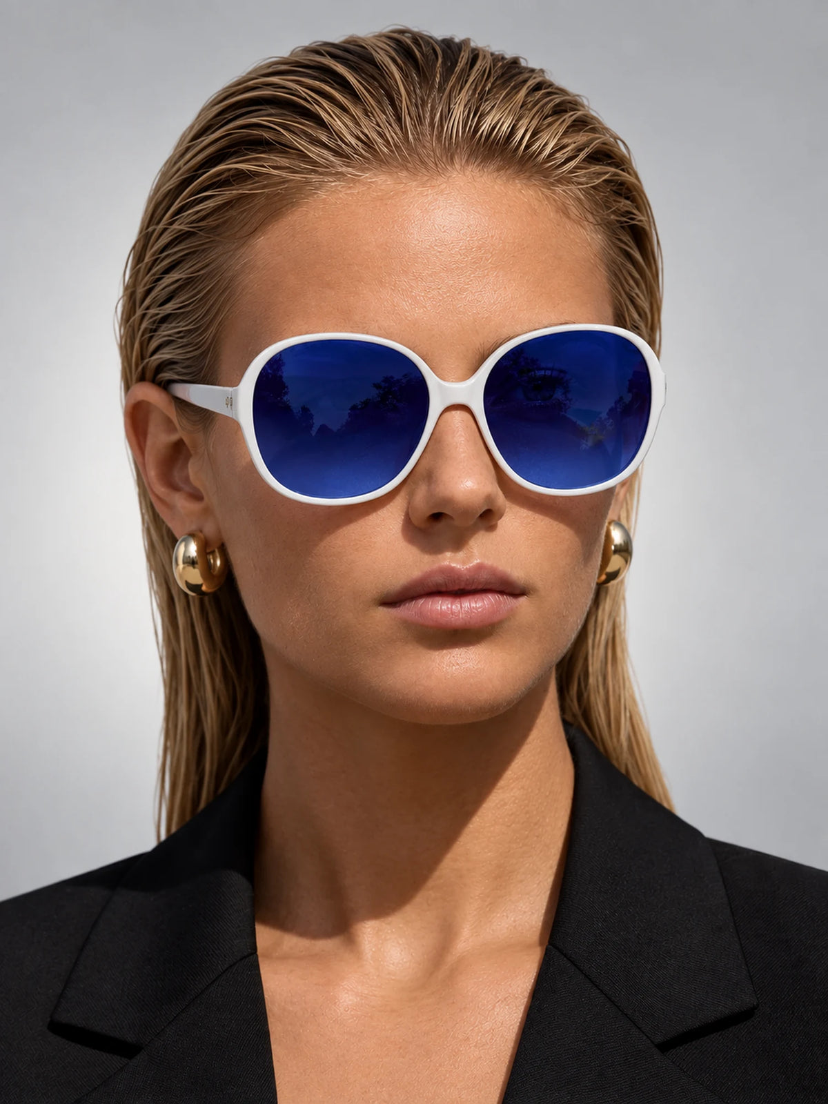 Women's Oversized Round Sunglasses – Gradient Lens in White/Blue — front view