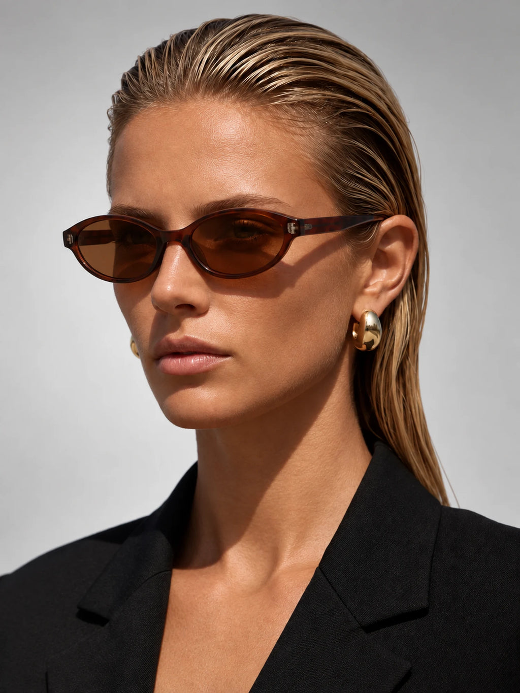 Women's Slim Oval Sunglasses – Retro Cat-Eye Frame in Tortoiseshell/Brown — on model